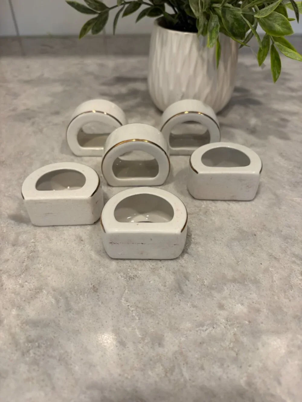 Vintage Gibson Designs Ceramic Napkin Rings White w/Gold Trim Set Of 6 D Ring